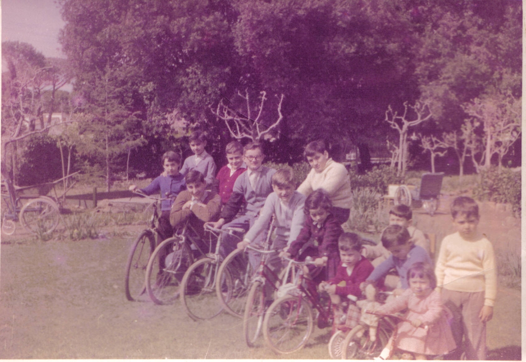 ragazzi in giardino